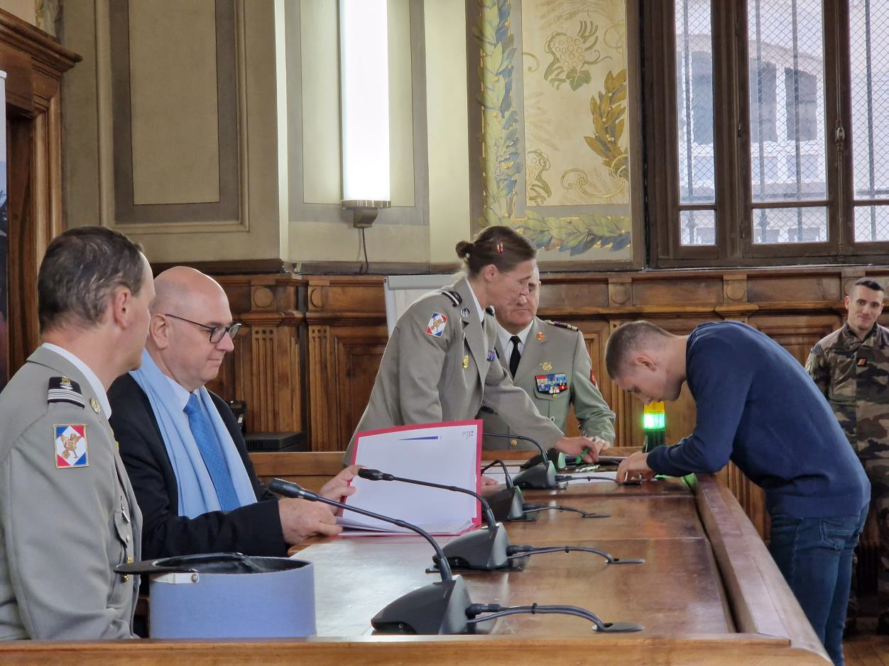 À Limoges, onze jeunes signent leur contrat dans l&rsquo;Armée de terre