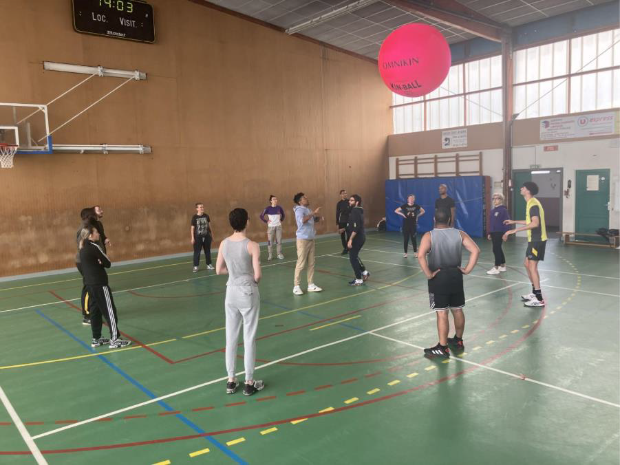 Une initiation au kin-ball pour mettre en relation jeunes et futurs employeurs à Limoges